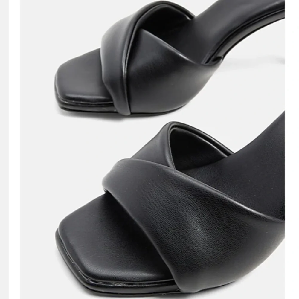 Express Women’s Sandals NWT - Picture 2 of 8